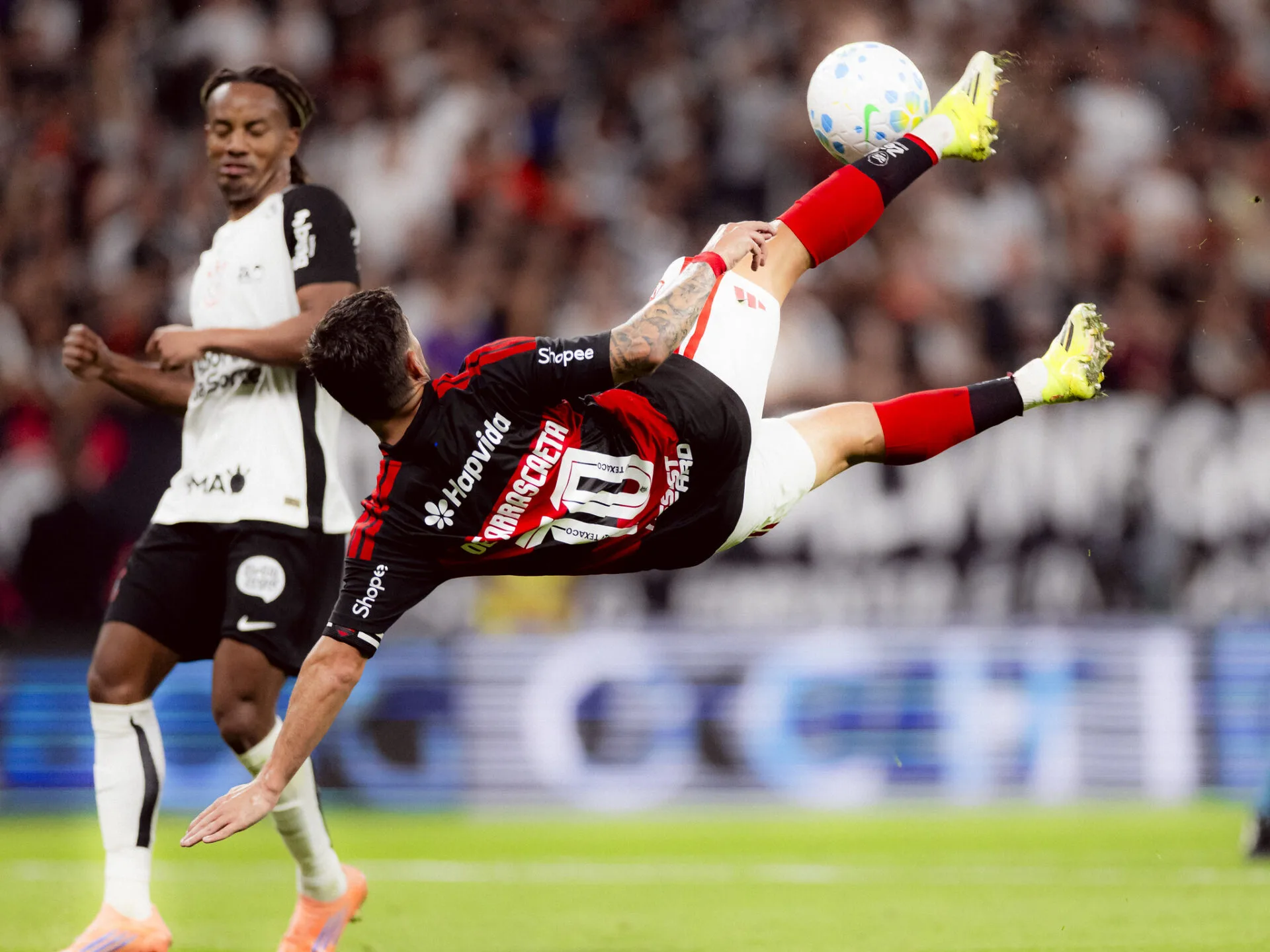 Corinthians e Flamengo empatam em jogo marcado por expulsão contestada e reclamações de pênalti - Imagem do artigo