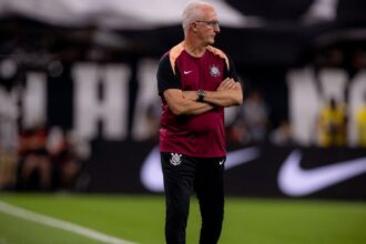 Dorival Júnior diz que expulsão de Evertton Araújo travou Corinthians x Flamengo
