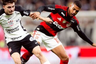 Corinthians e Flamengo ficam no 1 a 1 em noite de arbitragem contestada e lesão de Memphis Depay