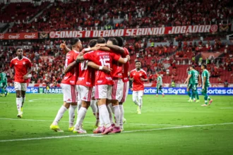 Internacional domina Chapecoense, faz 2 a 0 no Beira-Rio e respira no Brasileirão