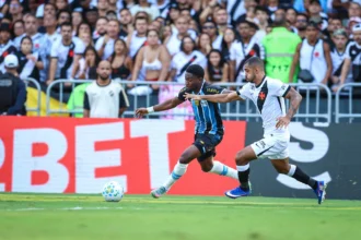 Vasco aproveita falhas do Grêmio e vence com defesa decisiva de Léo Jardim