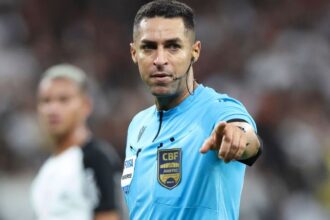 Especialista aponta erro de arbitragem em lance de pênalti não marcado para o Corinthians contra o Flamengo