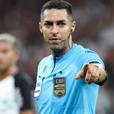 Especialista aponta erro de arbitragem em lance de pênalti não marcado para o Corinthians contra o Flamengo