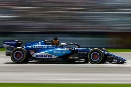 Albon e Sainz expõem crise da Williams: sobrepeso, falta de downforce e carro “andando com três rodas”