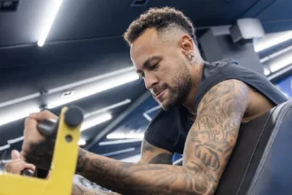 Durante folga, Neymar treina em casa e compartilha rotina nas redes sociais