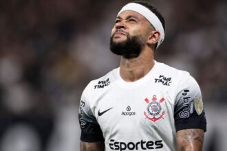 Corinthians confirma estiramento de Memphis Depay, que seguirá para a seleção holandesa mesmo lesionado