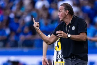 Cuca chega ao Santos com salário no patamar de Vojvoda e cláusula de saída reduzida