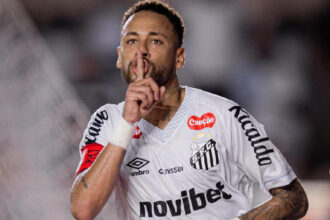 Em recuperação, Neymar ironiza boatos sobre “maratona de pôquer” e exibe treinos em casa