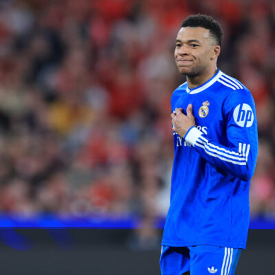 Erro em exame faz Real Madrid avaliar joelho incorreto de Mbappé, revela jornal