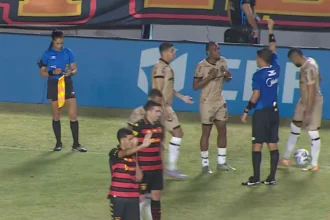 Volante do Jacuipense leva dois cartões amarelos e permanece em campo na estreia contra o Sport