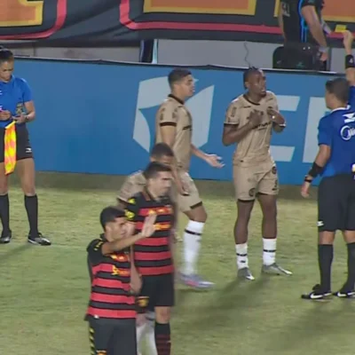 Volante do Jacuipense leva dois cartões amarelos e permanece em campo na estreia contra o Sport