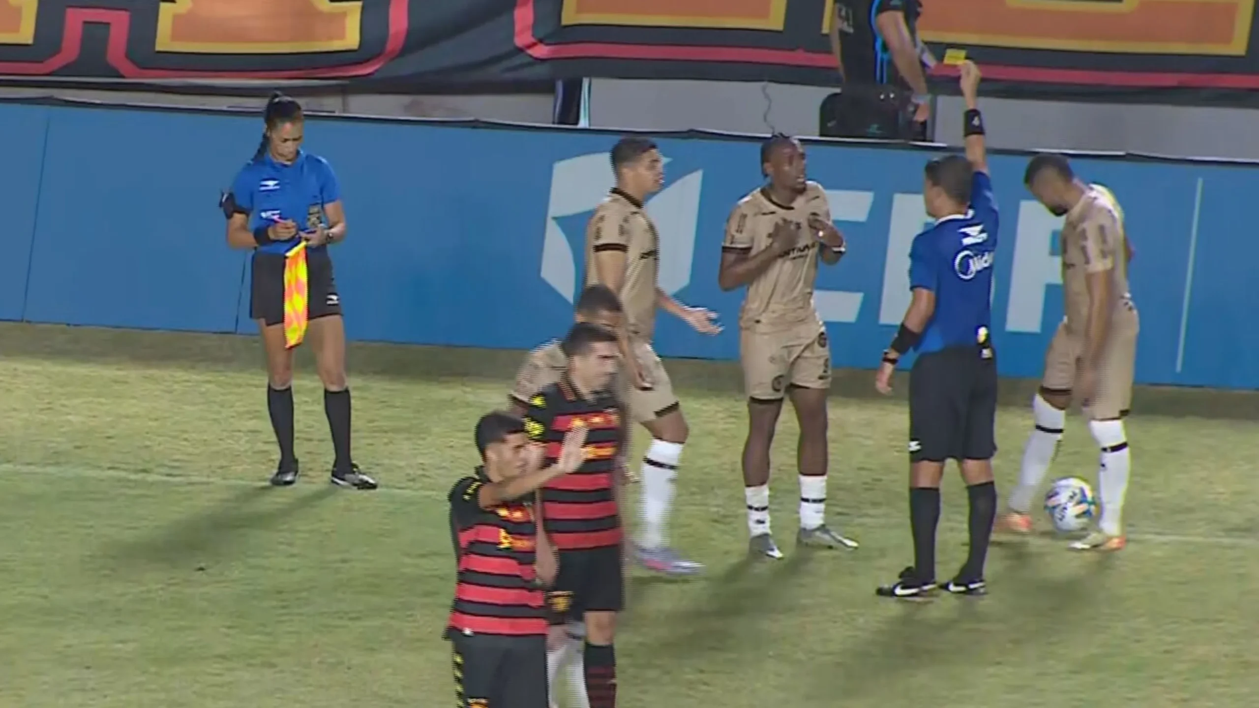 Volante do Jacuipense leva dois cartões amarelos e permanece em campo na estreia contra o Sport - Imagem do artigo
