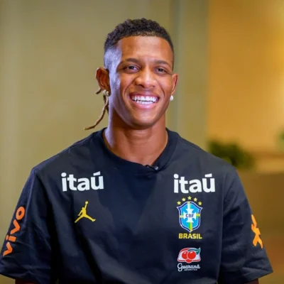 Danilo diz estar mais experiente para conquistar espaço com Ancelotti na Seleção