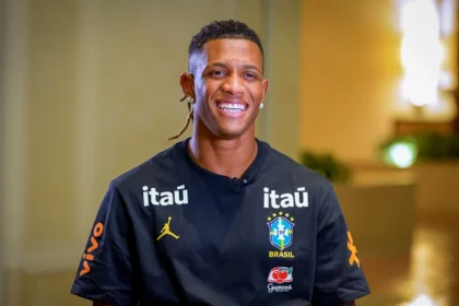 Danilo diz estar mais experiente para conquistar espaço com Ancelotti na Seleção