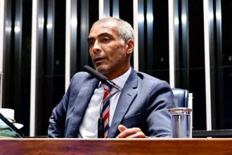Romário rebate críticas de Casagrande sobre frequência no Senado e diz que está de licença