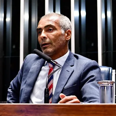 Romário rebate críticas de Casagrande sobre frequência no Senado e diz que está de licença