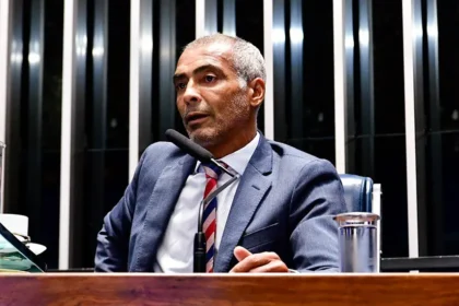 Romário rebate críticas de Casagrande sobre frequência no Senado e diz que está de licença