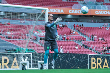 Bahia paga multa e acerta em definitivo com goleiro Léo Vieira, da Chapecoense