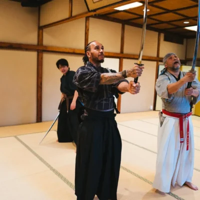 Hamilton participa de aula de katana com coreógrafo de “Kill Bill” às vésperas do GP do Japão