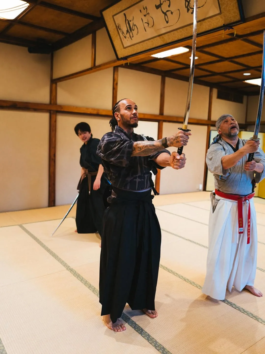 Hamilton participa de aula de katana com coreógrafo de “Kill Bill” às vésperas do GP do Japão - Imagem do artigo