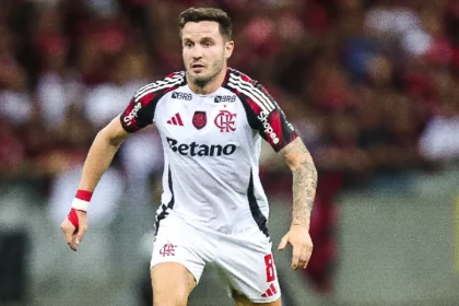 Flamengo prevê retorno de Saúl Ñíguez aos gramados em abril
