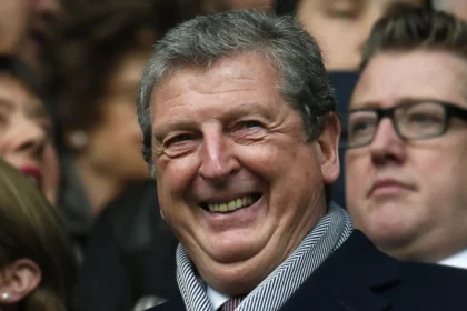 Roy Hodgson volta ao comando do Bristol City como técnico interino aos 78 anos