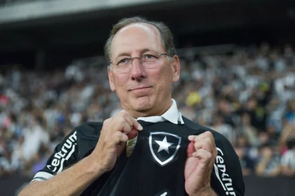Botafogo abre semana decisiva em busca de novo técnico; Crespo é favorito