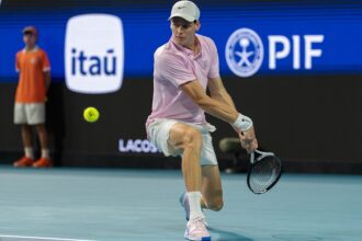 Sinner supera Zverev pela sétima vez seguida e avança à final em Miami