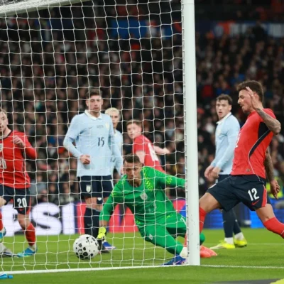 Inglaterra cede empate ao Uruguai nos acréscimos após gol e pênalti de Ben White