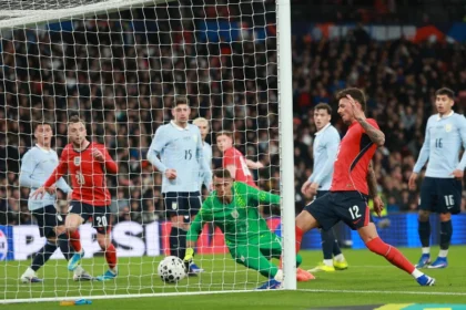 Inglaterra cede empate ao Uruguai nos acréscimos após gol e pênalti de Ben White