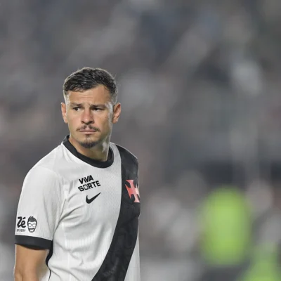 Hugo Moura volta ao time titular do Vasco e ganha espaço com Renato Gaúcho em ano final de contrato