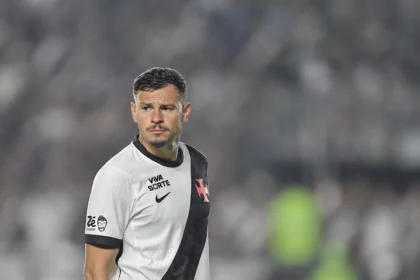 Hugo Moura volta ao time titular do Vasco e ganha espaço com Renato Gaúcho em ano final de contrato