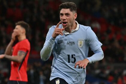 Valverde converte pênalti nos acréscimos, e Uruguai arranca empate com a Inglaterra em Wembley