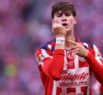 Barcelona acompanha evolução de “Hormiga”, goleador de 22 anos do Chivas e da seleção mexicana
