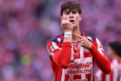 Barcelona acompanha evolução de “Hormiga”, goleador de 22 anos do Chivas e da seleção mexicana