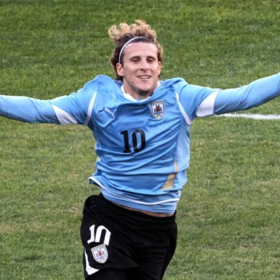 Forlán destaca parceria com Suárez e Cavani e lembra ajustes táticos na Celeste