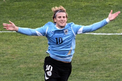 Forlán destaca parceria com Suárez e Cavani e lembra ajustes táticos na Celeste