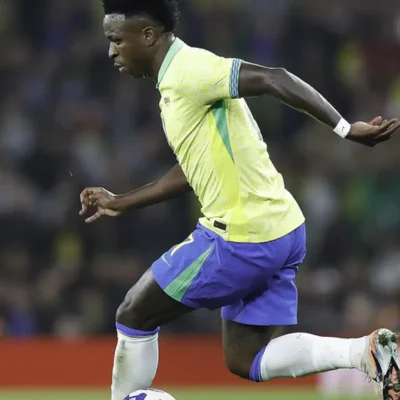 Seleção brasileira mede forças com a França no primeiro teste da reta final para a Copa de 2026