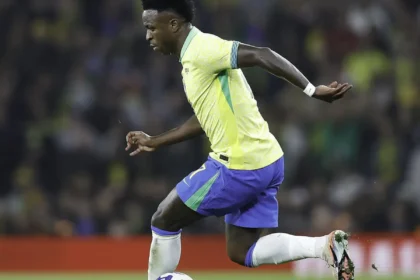Seleção brasileira mede forças com a França no primeiro teste da reta final para a Copa de 2026