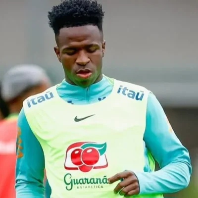 Vinícius Júnior fica fora do treino e faz tratamento; Marquinhos retorna ao grupo