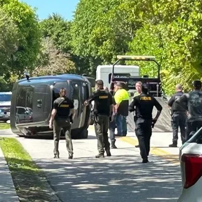 Tiger Woods paga fiança e deixa delegacia oito horas após capotagem na Flórida