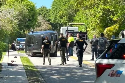 Tiger Woods paga fiança e deixa delegacia oito horas após capotagem na Flórida