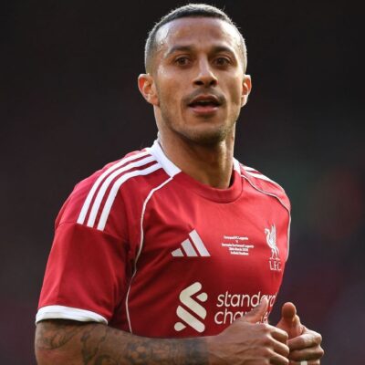 Thiago Alcântara brilha em amistoso de lendas do Liverpool e Borussia Dortmund em Anfield