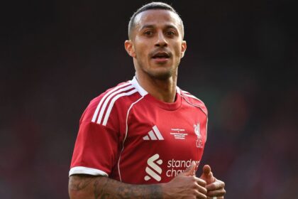 Thiago Alcântara brilha em amistoso de lendas do Liverpool e Borussia Dortmund em Anfield