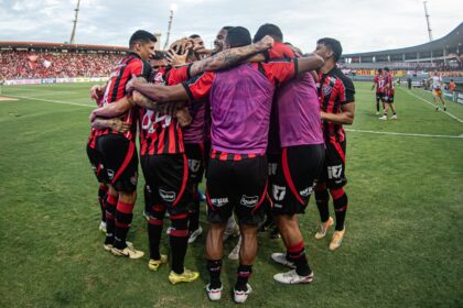 Vitória derrota CRB em duelo de seis gols e conquista primeiros pontos no Nordestão