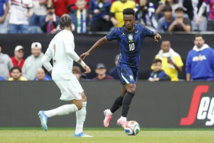Vinícius Júnior treina sem limitações e reforça Brasil para amistoso com a Croácia