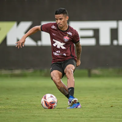 Erick mantém vaga entre os titulares e lidera assistências do Vitória em 2026