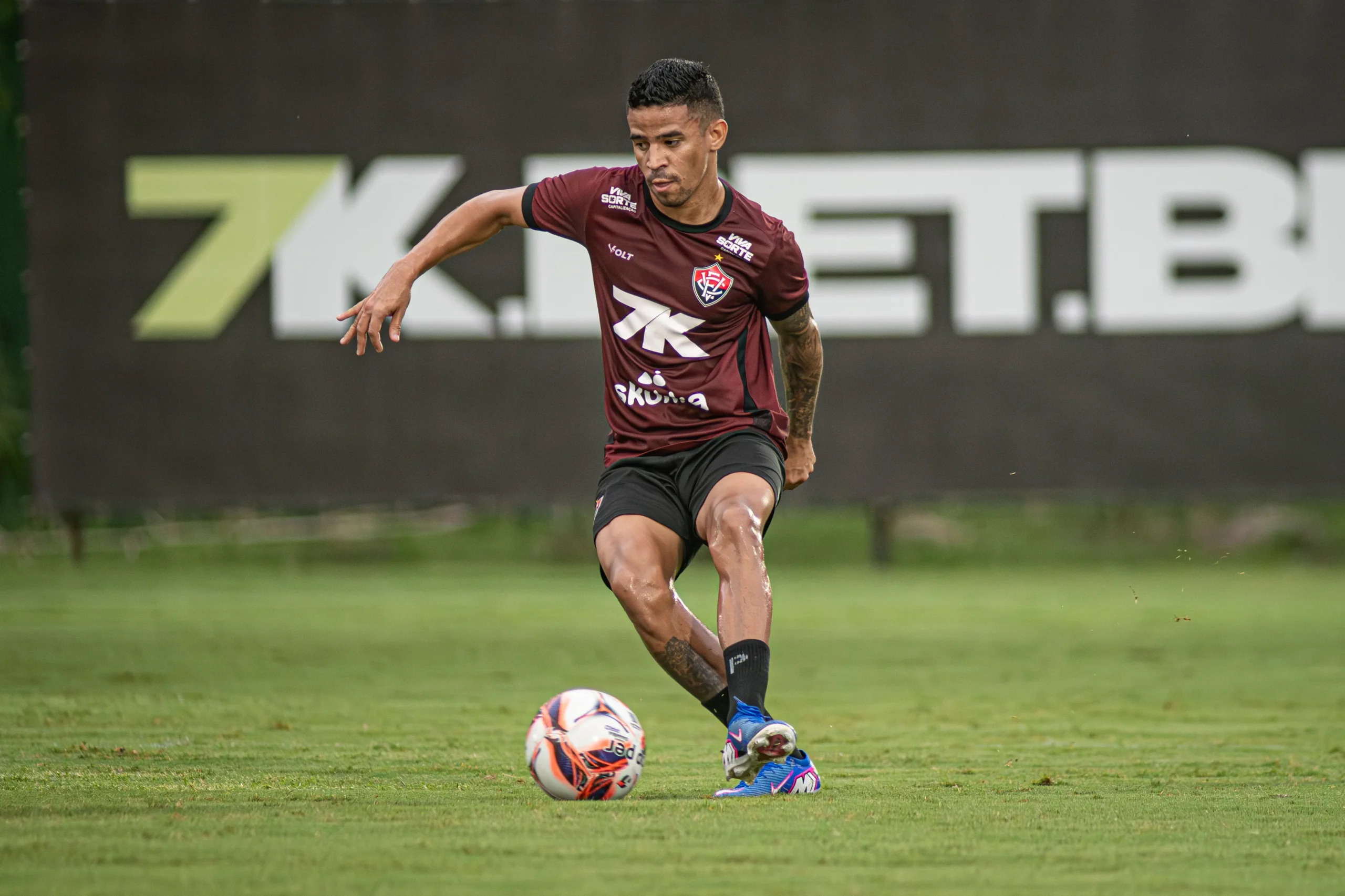 Erick mantém vaga entre os titulares e lidera assistências do Vitória em 2026 - Imagem do artigo