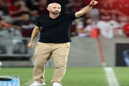 Interino do Botafogo comenta goleada para o Athletico e afasta impacto da crise fora de campo