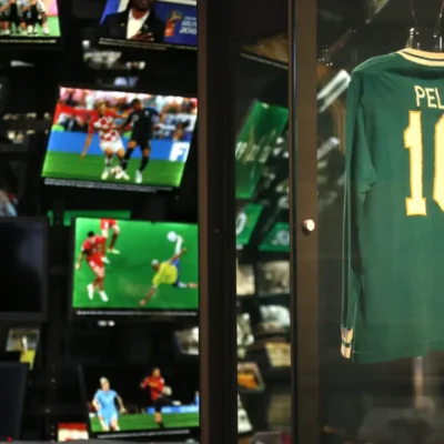 Museu do Futebol apresenta audioguia “Futebol é Mais” em formato de programa de rádio